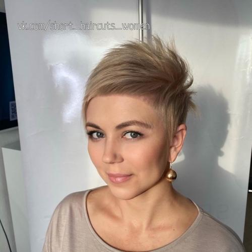 Густая короткая челка, обрамляющая лицо по форме дуги привносит в образ что-то экстравагантное, необычное. 01