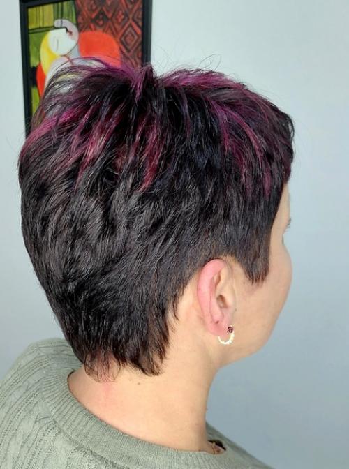 Короткую модную стрижку в спортивном стиле классно можно дополнить яркими контрастными прядями! 04