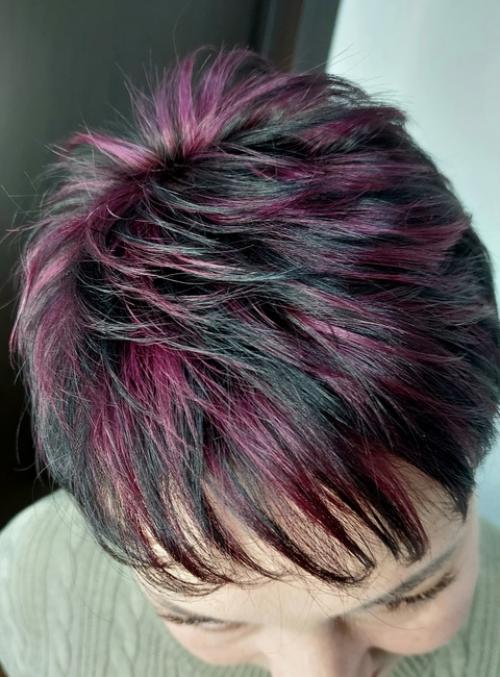 Короткую модную стрижку в спортивном стиле классно можно дополнить яркими контрастными прядями! 05