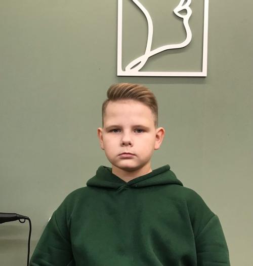 Стрижки с боковым пробором любят все мальчики, потому что выглядит такая стрижка очень стильно и модно. 01