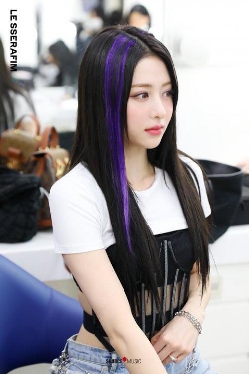 170226: мне жаль Хо юнджин из Le Ssserafim из-за её волос, макияжа и команды стилистов. 07