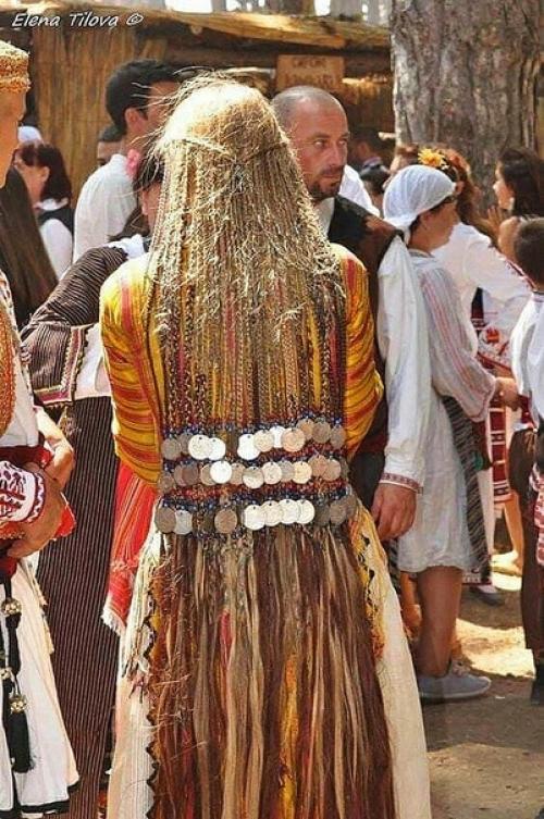 Традиционные девичьи прически помаков в деревне старцево, смолянская область, Болгария. 03