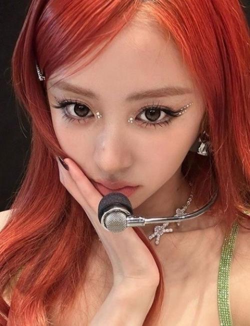 170226: мне жаль Хо юнджин из Le Ssserafim из-за её волос, макияжа и команды стилистов. 02