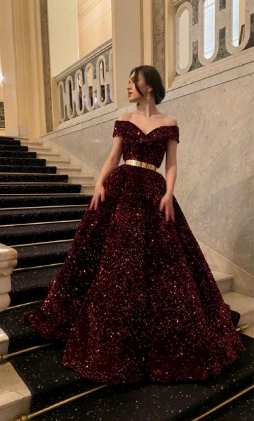 С самого раннего детства, мама всегда наряжала меня на все праздники и прогулки, с трепетом подбирала наряд, украшения, обувь. 03