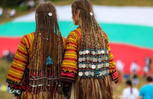 Традиционные девичьи прически помаков в деревне старцево, смолянская область, Болгария. 01