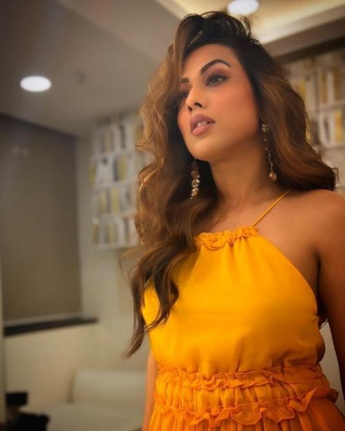 Модная битва дези против видеси: Ниа шарма против сурбхи чандна, кто твоя королева сердец? 01