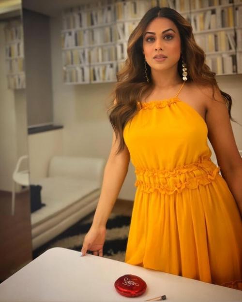 Модная битва дези против видеси: Ниа шарма против сурбхи чандна, кто твоя королева сердец? 02