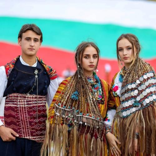 Традиционные девичьи прически помаков в деревне старцево, смолянская область, Болгария. 05