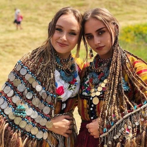 Традиционные девичьи прически помаков в деревне старцево, смолянская область, Болгария. 04