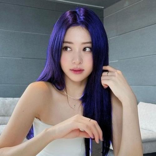 170226: мне жаль Хо юнджин из Le Ssserafim из-за её волос, макияжа и команды стилистов. 08