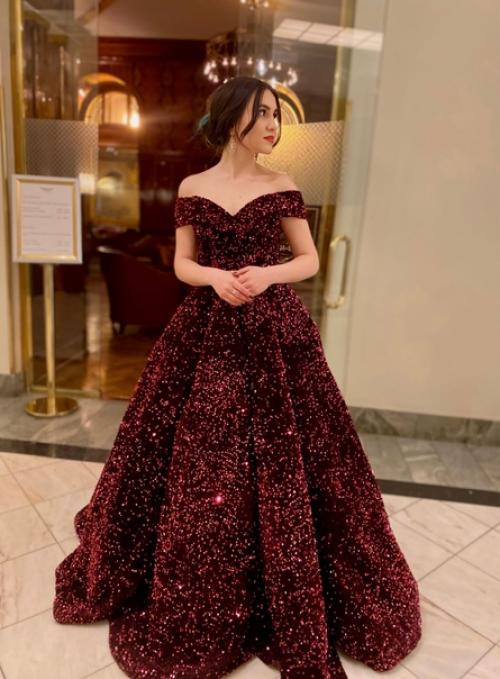 С самого раннего детства, мама всегда наряжала меня на все праздники и прогулки, с трепетом подбирала наряд, украшения, обувь. 02