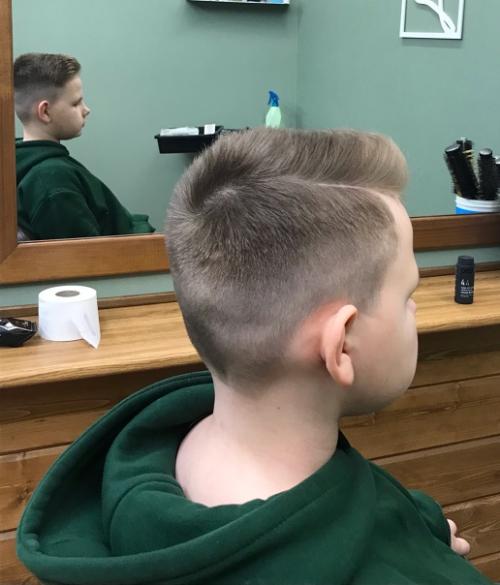 Стрижки с боковым пробором любят все мальчики, потому что выглядит такая стрижка очень стильно и модно. 02