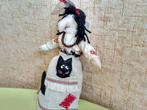 Живет у меня баба - яга - ягуша, ягиня, как ласково я ее называю. 02