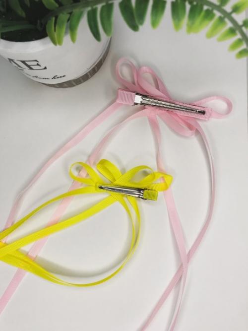 Двойные бантики на заколках - модель, которая активно набирает популярность. 03