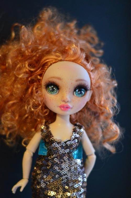 Недавно ко мне приехала новенькая куколка, амайя Rainbow High. 04