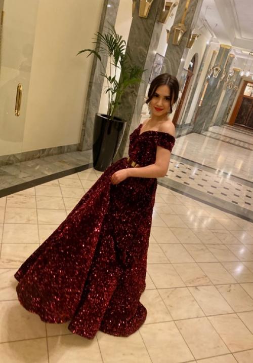 С самого раннего детства, мама всегда наряжала меня на все праздники и прогулки, с трепетом подбирала наряд, украшения, обувь. 04