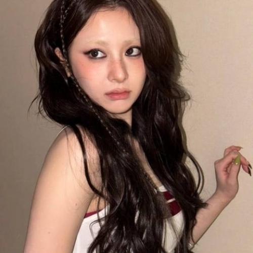 170226: мне жаль Хо юнджин из Le Ssserafim из-за её волос, макияжа и команды стилистов. 05