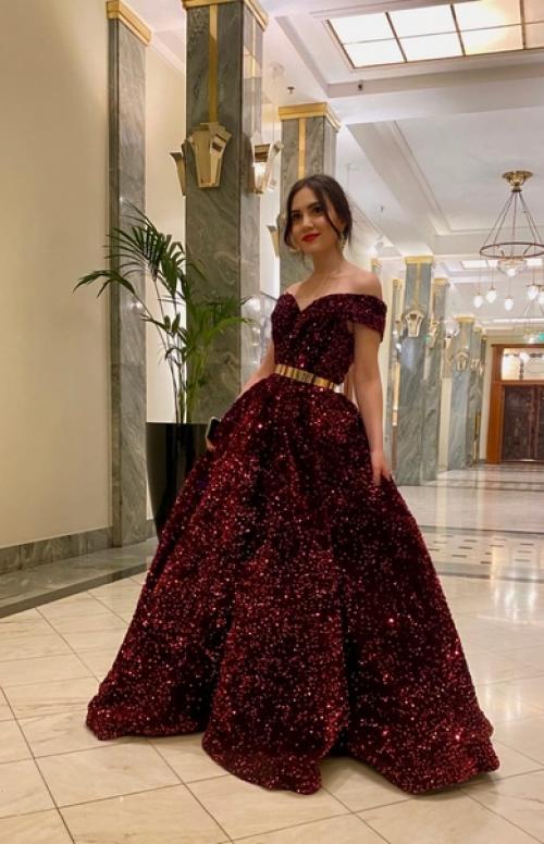 С самого раннего детства, мама всегда наряжала меня на все праздники и прогулки, с трепетом подбирала наряд, украшения, обувь. 01