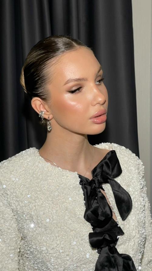 Естественный макияж, который совсем не ощущается на коже и стильная гладкая прическа - может стать твоим дополнением к образу.

