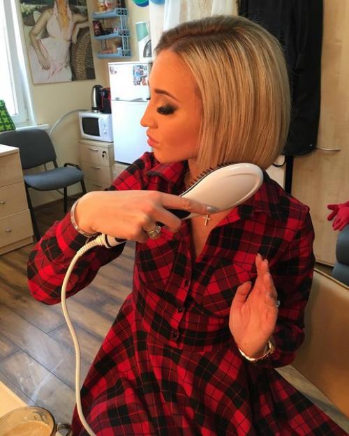 Девочки, с помощью этого устройства вы можете выпрямлять и разглаживать волосы, просто расчесывая их! 04