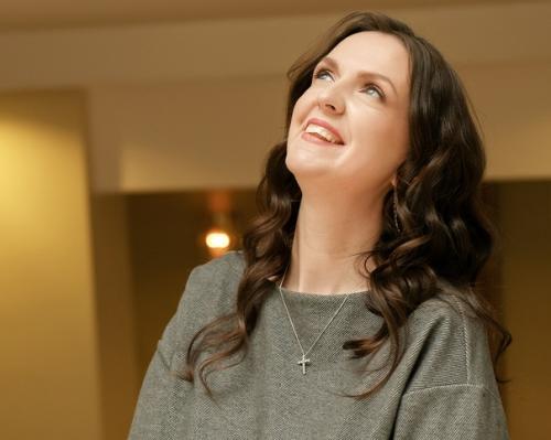 На днях разговаривала с одной женщиной, и она поделилась своим мнением относительно того, какие фотографии себя пользуются спросом у женщин. 04