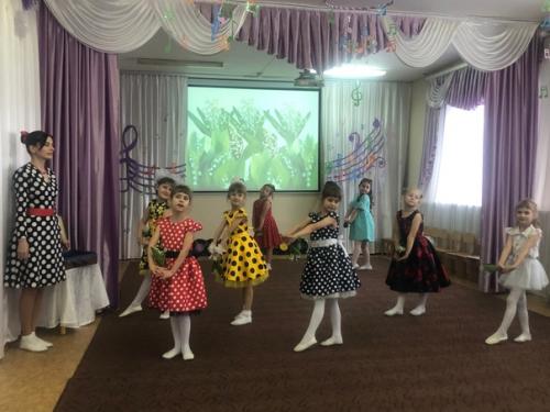 Яркие галстуки, платья и юбки. 04