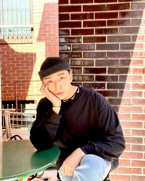 Пак со Джун попрощался с прической Каштан и продемонстрировал новую - ананас. 01