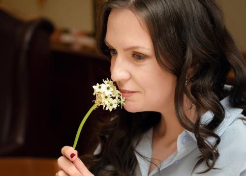 На днях разговаривала с одной женщиной, и она поделилась своим мнением относительно того, какие фотографии себя пользуются спросом у женщин. 01