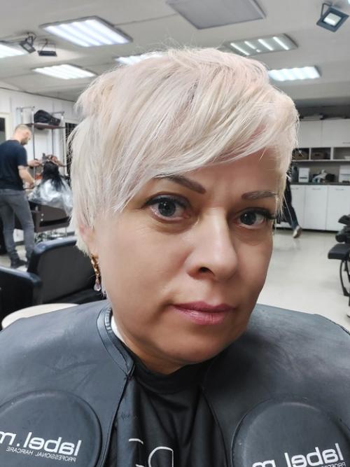 Редакторы из Модного Приговора в итоге так и пропали с концами, поэтому тотальное преображение решила брать в свои руки. 04