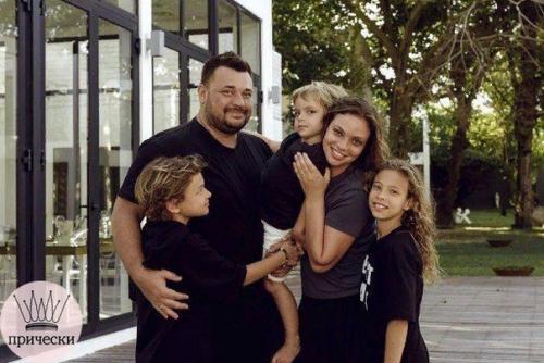 Какие же они хорошие и настоящие, не испорченные деньгами и славой. 05