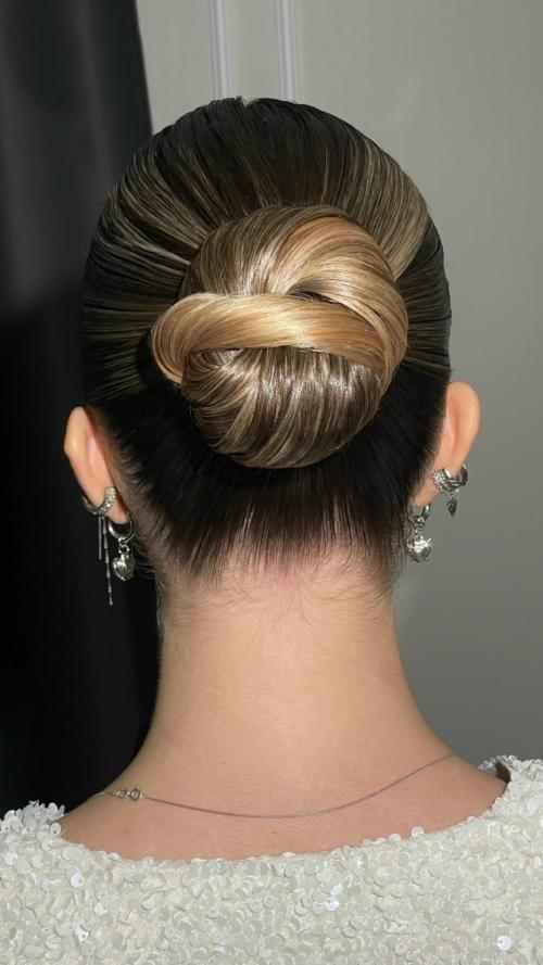 Естественный макияж, который совсем не ощущается на коже и стильная гладкая прическа - может стать твоим дополнением к образу. 04