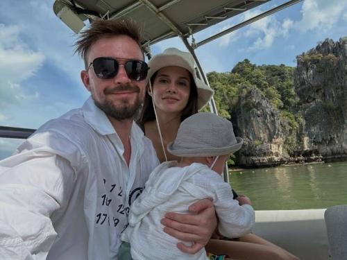 Пока мы с головой в делах и снежная метель не отпускает, Александр Петров наслаждается солнечными днями на яхте вместе с женой и сыном! 01