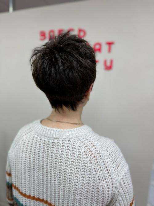 Короткие женские стрижки - это не только стильный, но и практичный вариант. 01