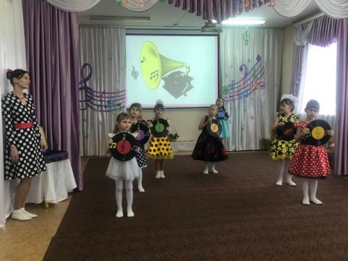 Яркие галстуки, платья и юбки. 05