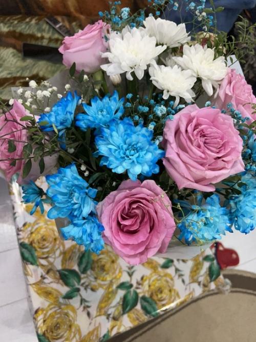 В день годовщины нашего проживания с мужем я сфотографировалась с цветами и хотела сделать на следующий день фотосет, и потом сделать до и после. 01