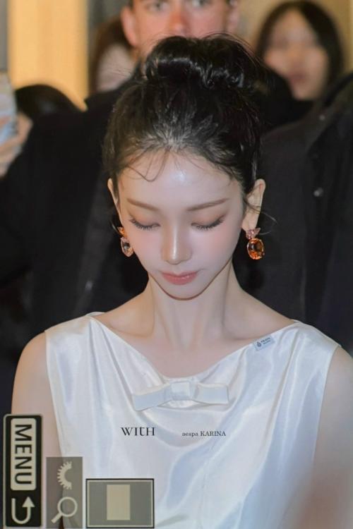 030326: я даже не фанат Карины, но эти фото сохранила не раздумывая. 01