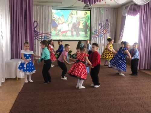 Яркие галстуки, платья и юбки. 07