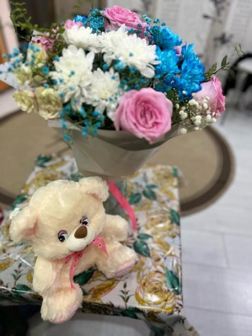 В день годовщины нашего проживания с мужем я сфотографировалась с цветами и хотела сделать на следующий день фотосет, и потом сделать до и после. 02