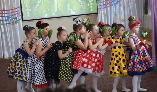 Яркие галстуки, платья и юбки. 01