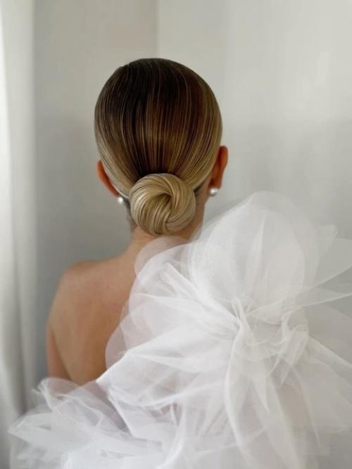 4 случая, в которых уместнее всего будет убрать волосы наверх: 01