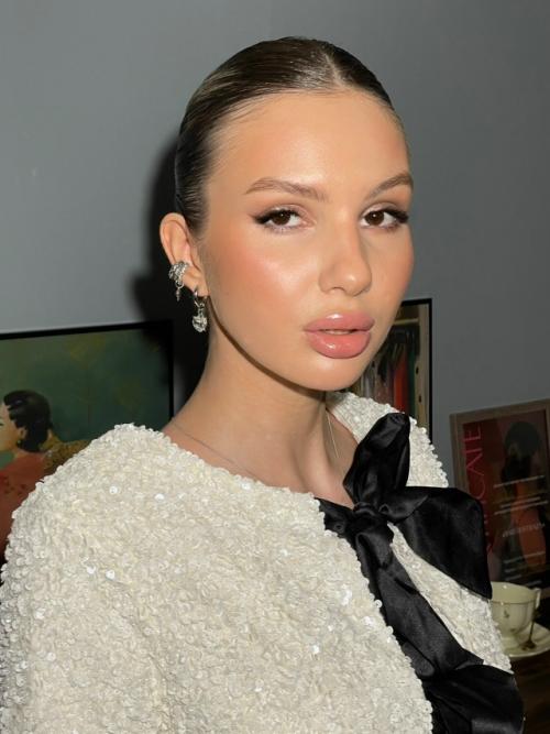 Естественный макияж, который совсем не ощущается на коже и стильная гладкая прическа - может стать твоим дополнением к образу. 03