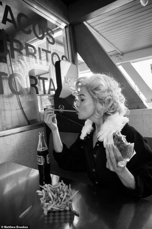 Рене зеллвегер воспроизвела образ голливудской иконы 1950-х годов Мэрилин Монро в фотосессии для California Style & Culture. 08