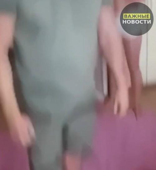 Счастливый вернулся домой, а жена скачет на муже.  