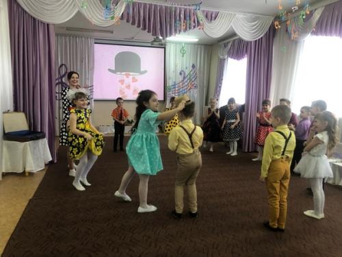 Яркие галстуки, платья и юбки. 06