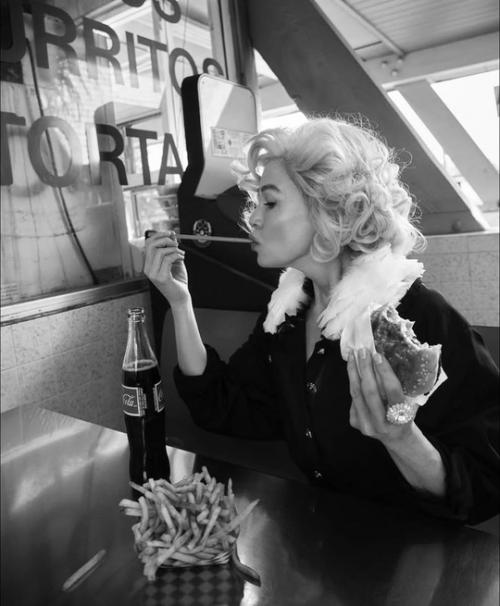 Рене зеллвегер воспроизвела образ голливудской иконы 1950-х годов Мэрилин Монро в фотосессии для California Style & Culture. 04