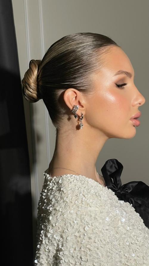 Естественный макияж, который совсем не ощущается на коже и стильная гладкая прическа - может стать твоим дополнением к образу. 01