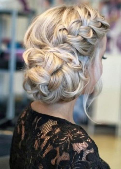 Как всем известно, укладка Колосок все время на пике популярности и при создании модной праздничной прически его не обходят стороной. 01