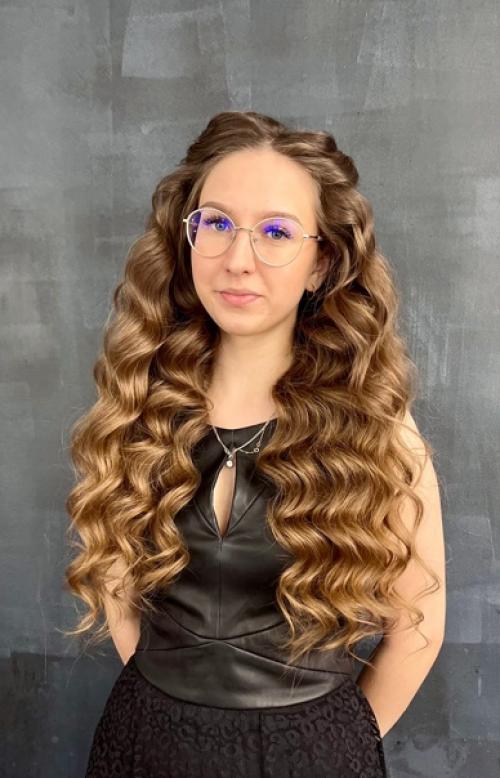 И снова наглядный пример того, что из любых волос возможно сделать локоны, которые продержатся больше получаса. 02