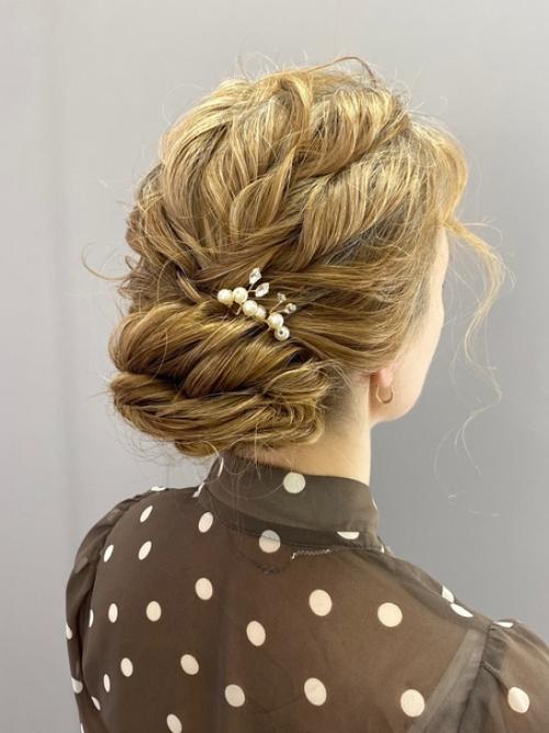 Этотодна из самых популярных причёсок у невест! 01