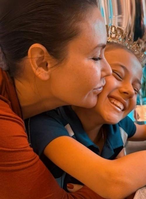 10 лет скрывать ребёнка от лишнего внимания - и потом вдруг показать его всем … это всегда про что-то большее, чем просто фото. 01